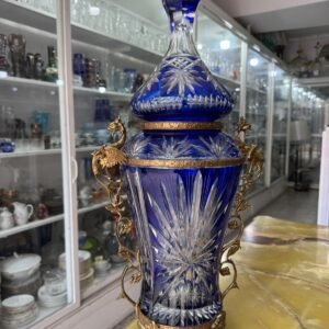 Potiche de cristal súper tallado azul con monturas de bronce