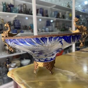 Exquisito centro de mesa de cristal súper tallado con monturas de bronce