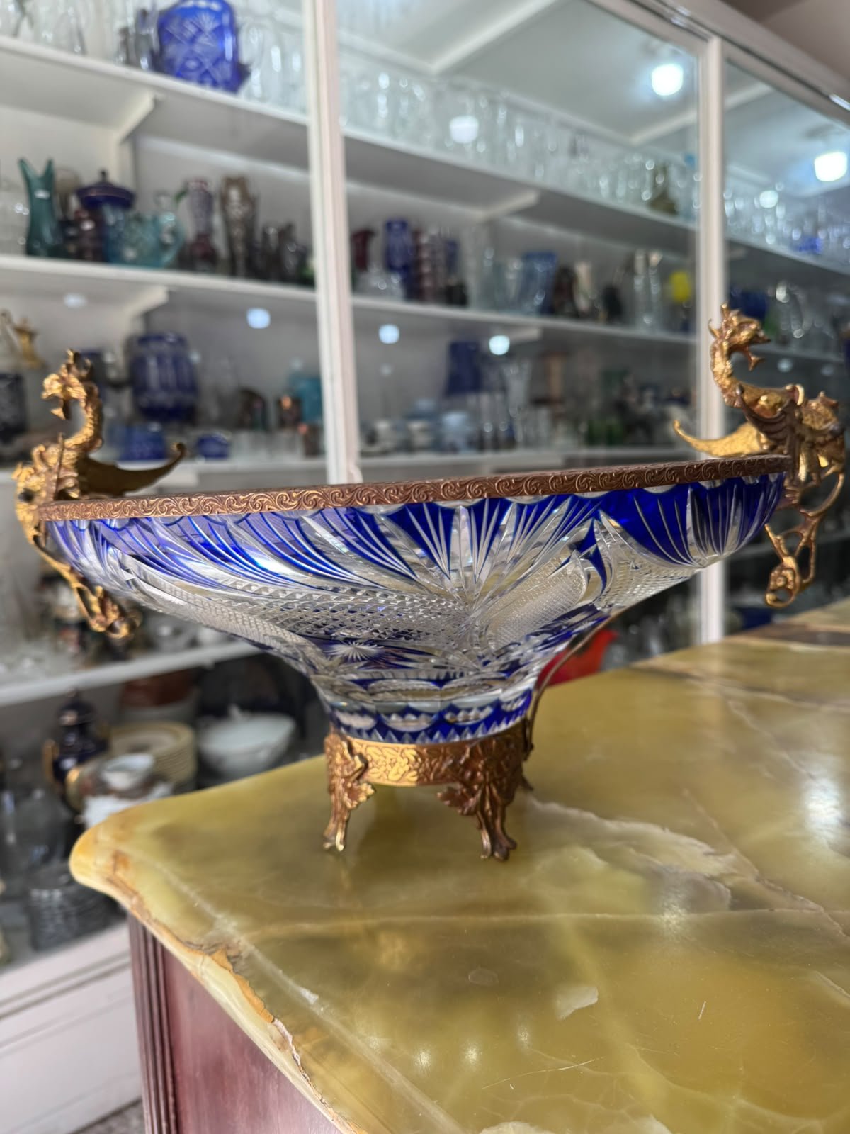 Exquisito centro de mesa de cristal súper tallado con monturas de bronce