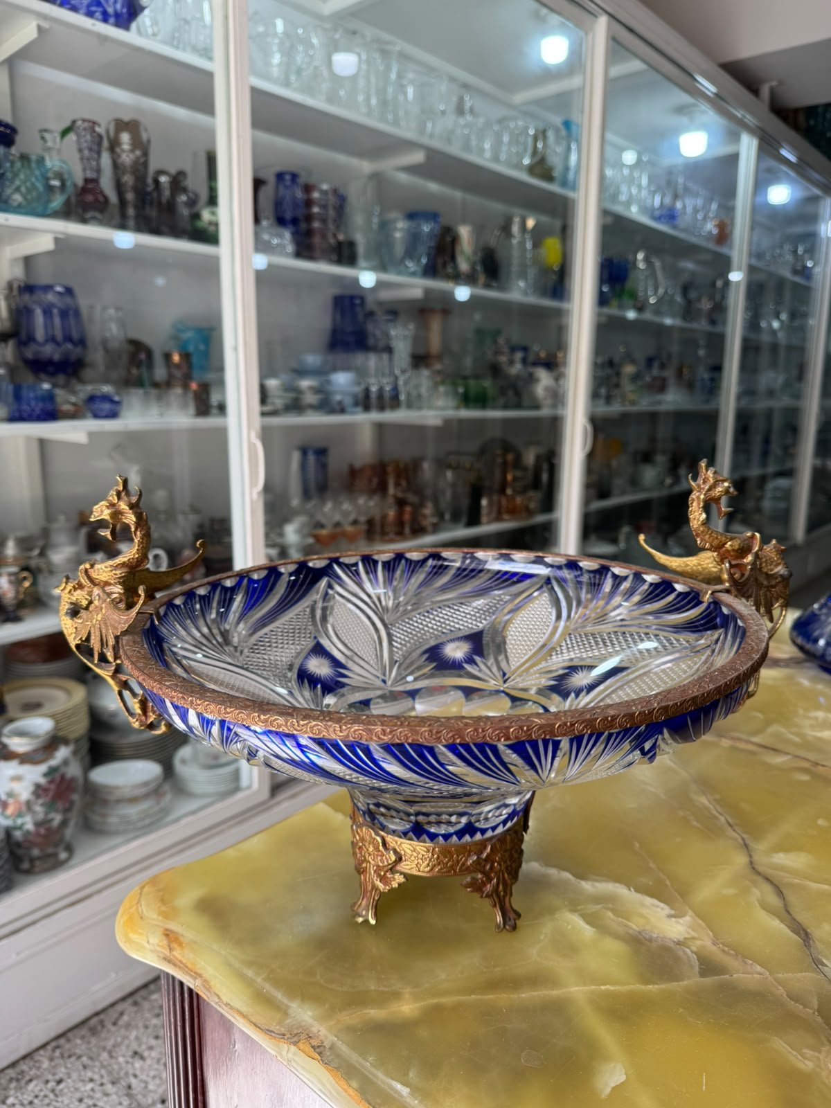 Exquisito centro de mesa de cristal súper tallado con monturas de bronce - Imagen 6
