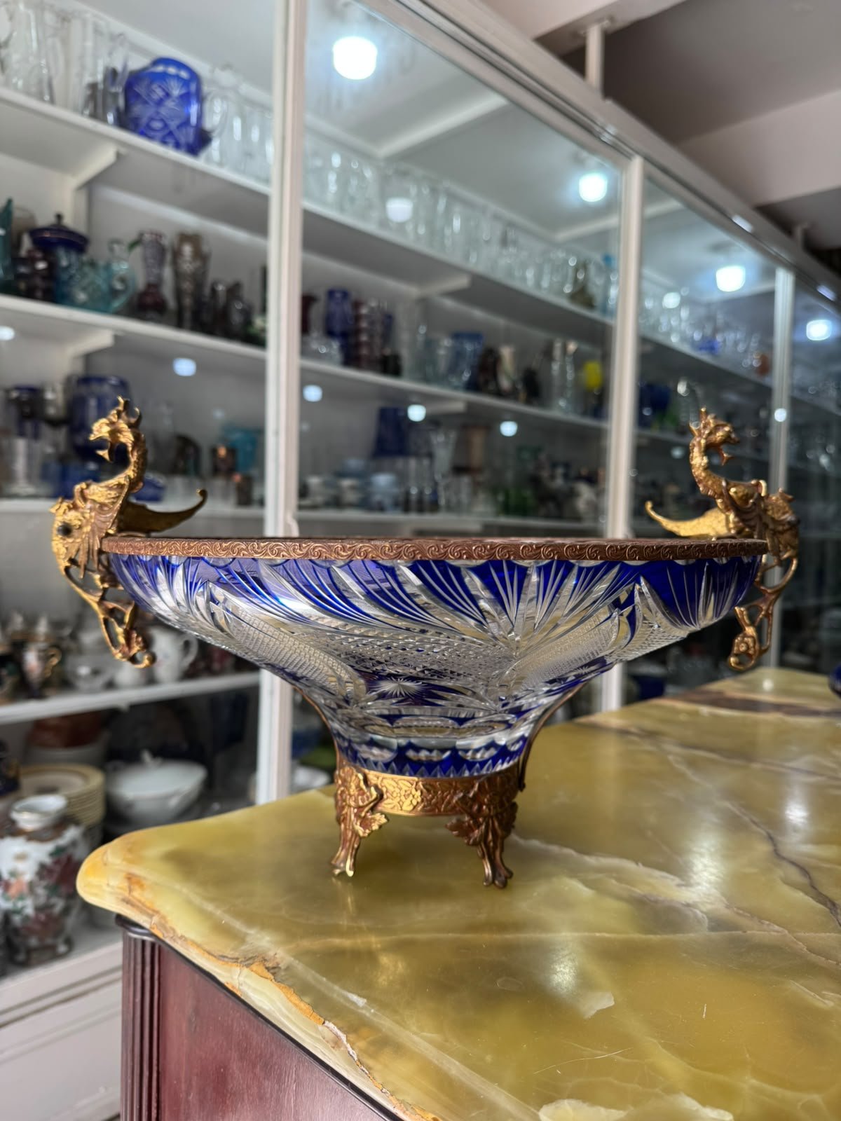 Exquisito centro de mesa de cristal súper tallado con monturas de bronce - Imagen 3