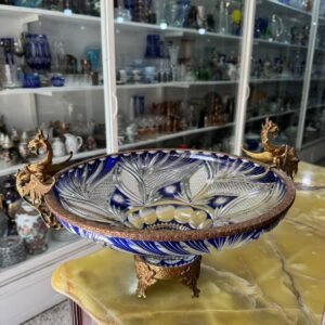 Exquisito centro de mesa de cristal súper tallado con monturas de bronce