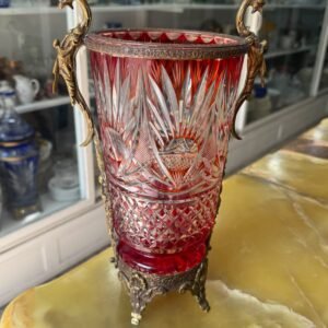 Exquisito florero de cristal súper tallado rubi con monturas de bronce