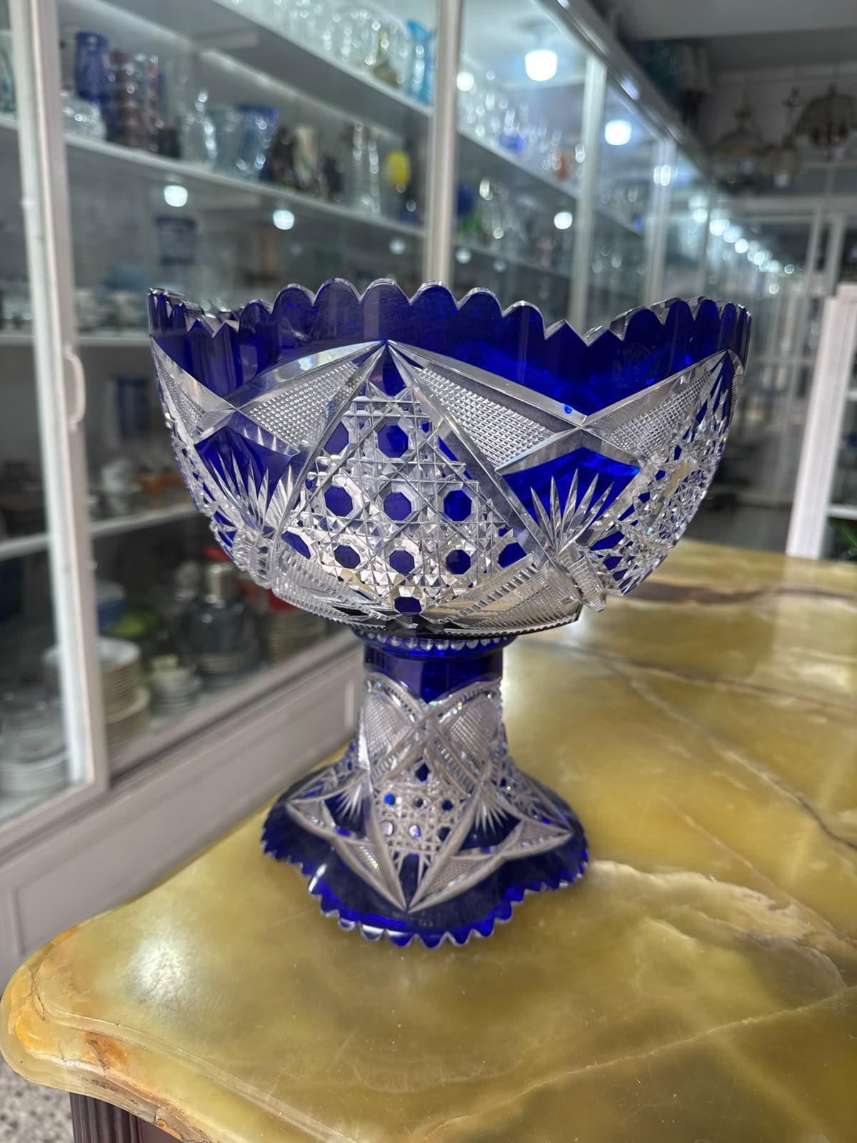 Exquisita frutera o centro de mesa de cristal súper tallado azul