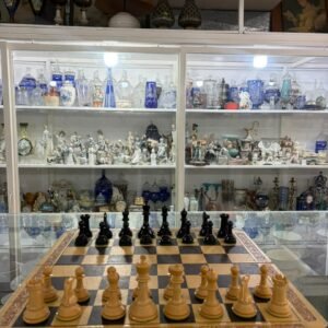 Gran juego de ajedrez con tablero de cuero y fichas de baquelita