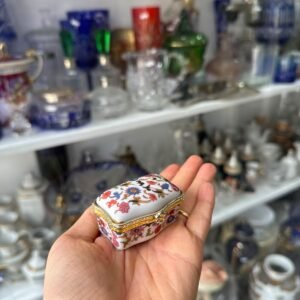 Cofre o pastillero de porcelana