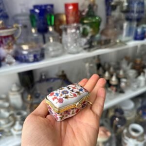 Cofre o pastillero de porcelana