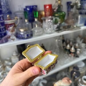 Cofre o pastillero de porcelana