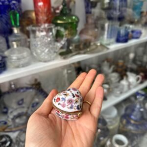 Cofre o pastillero de porcelana