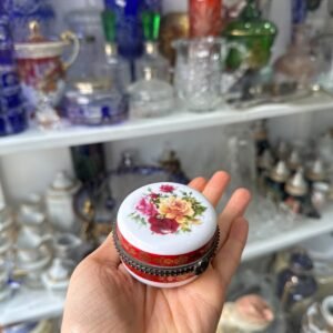 Cofre o pastillero de porcelana