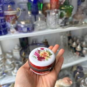 Cofre o pastillero de porcelana