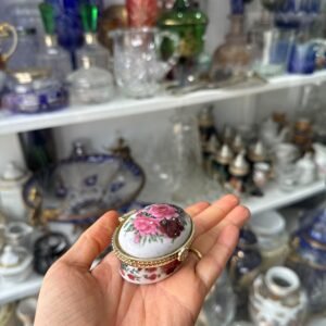 Cofre o pastillero de porcelana