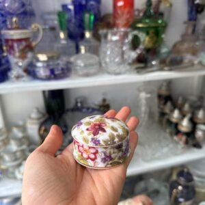 Cofre o pastillero de porcelana