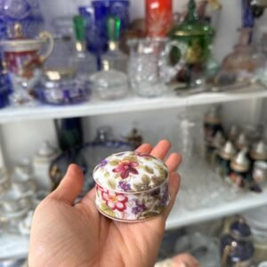 Cofre o pastillero de porcelana
