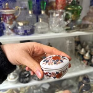 Cofre o pastillero de porcelana
