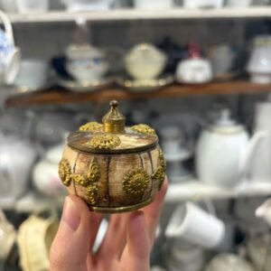 Cofre con diseño en bronce