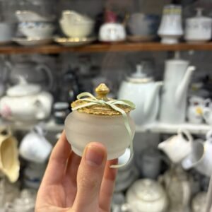 Cofre de opalina con tapa de bronce