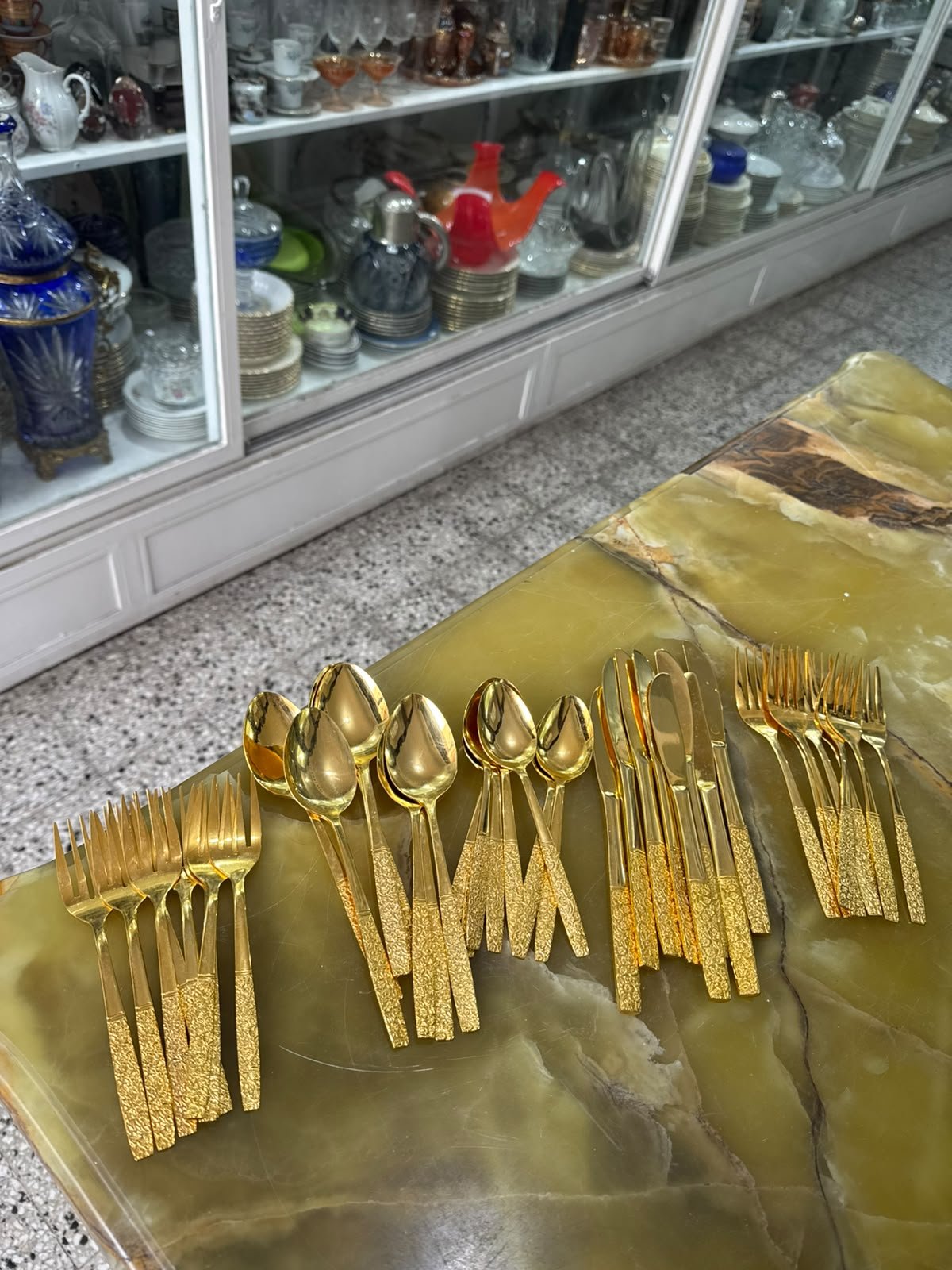 Juego de cubiertos dorados para 8 personas - 40 piezas