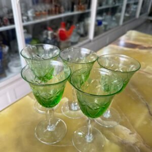 Set de 5 copas verdes talladas