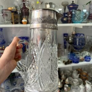 Jarra tallada con platería