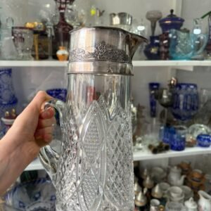 Jarra tallada con platería