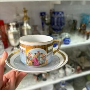 Dúo de té con escenas galantes de porcelana alemana