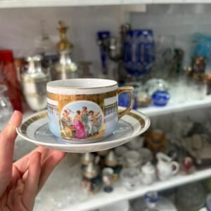 Dúo de té con escenas galantes de porcelana alemana