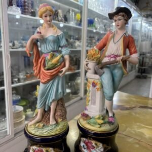Par de figuras de porcelana estilo Biscuit