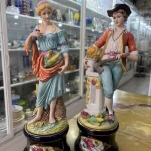 Par de figuras de porcelana estilo Biscuit