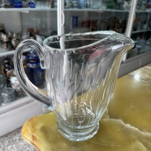 Jarra de cristal tallado con pico vertedor