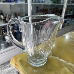 Jarra de cristal tallado con pico vertedor