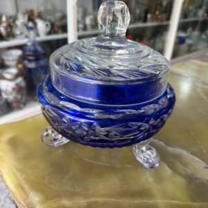 Bombonera de cristal súper tallado azul con patitas
