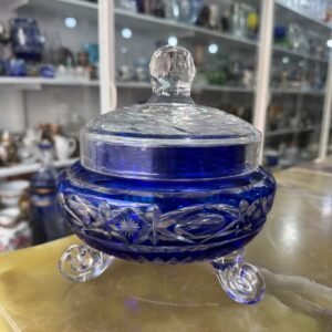 Bombonera de cristal súper tallado azul con patitas