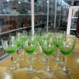 Juego de 12 copas de cristal tallado verdes
